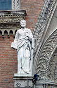 聖堂の壁にあるペトロ像