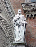 聖堂の壁にあるパウロ像