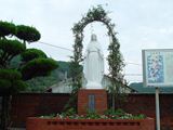 庭のロザリオの聖母像