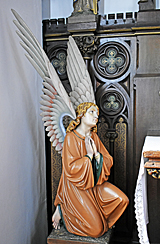 祭壇横左の天使