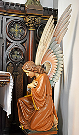祭壇横右の天使