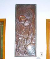 入り口「復活のイエス」の銅板