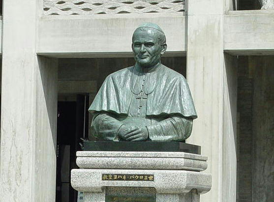 ヨハネ・パウロ2世の像
