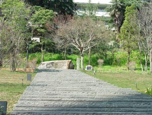 三田ツインビル西館にある「元和のキリシタン殉教碑」