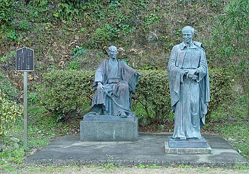 井上筑後守政重の像とペトロ岐部カスイ神父の立像
