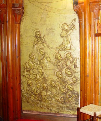 正面祭壇の壁のレリーフ