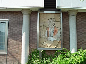 右近のレリーフ