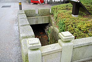 尾山神社前の惣構堀