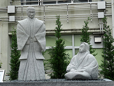 高山右近夫婦の石像