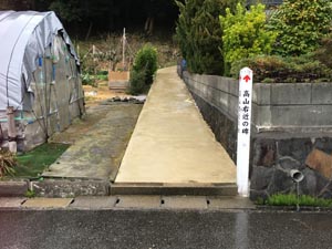 高山右近の墓に入る道