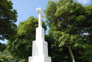 白い大きな十字架の記念碑
