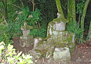 加賀山父子の墓と思われる石祠