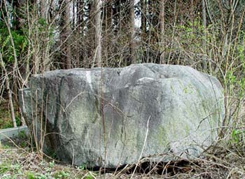糠山跡に残る「手箱石」の一部