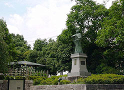 高槻城跡にある公園の右近像