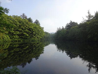  雲間の池 