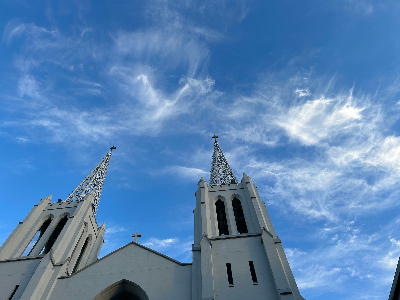  教会の尖塔と空 