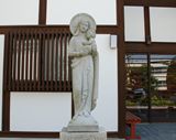 聖堂前　「地球の母 マリア」の像