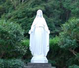 聖堂前　ロザリオの聖母像