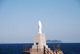海に向かって立つ「希望の聖母像」