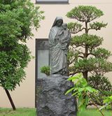 庭の聖母子像