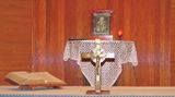 祭壇上の十字架と聖櫃
