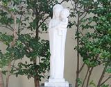 教会入口のロザリオの聖母像