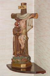 聖堂内の十字架上のイエスと聖フランシスコ