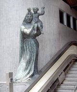 聖堂入り口にある聖母子像
