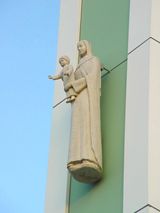 聖堂外の正面の聖母子像