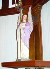 祭壇右側の天使像