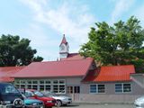 教会の塔と幼稚園