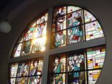 4福音史家の各特徴を描写した大円窓のステンドグラス