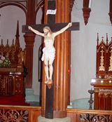 祭壇横の十字架