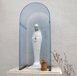 聖堂入り口横にある聖母像