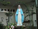 庭の聖母像