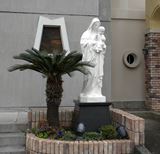 聖堂前　聖母子像