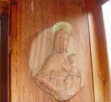 聖堂入り口の聖母子の額