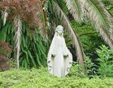 庭のマリア像