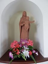 聖堂内　聖母子像