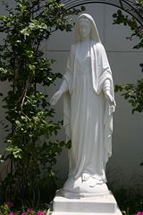 庭のマリア像