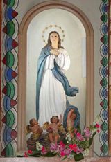 祭壇横　被昇天の聖母マリア像