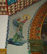 祭壇前部のアーチ壁画　左 キリストの御体と御血をささげる天使