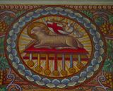 アーチ状の梁の壁画中央　キリストの象徴である子羊