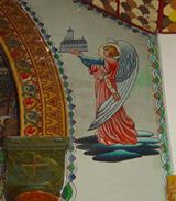 祭壇前部のアーチ壁画　右 聖堂をささげる天使