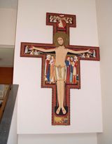 階段にあるアシジの聖フランシスコの十字架