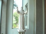 神学院入り口のアシジの聖フランシスコ像