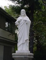 司祭館前のイエス像