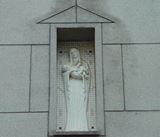 司祭館の外壁マリア像